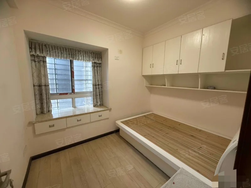 吾悦旁，单价4600，双阳台，东边户，电梯小高层，精装三房，新三中大门口，