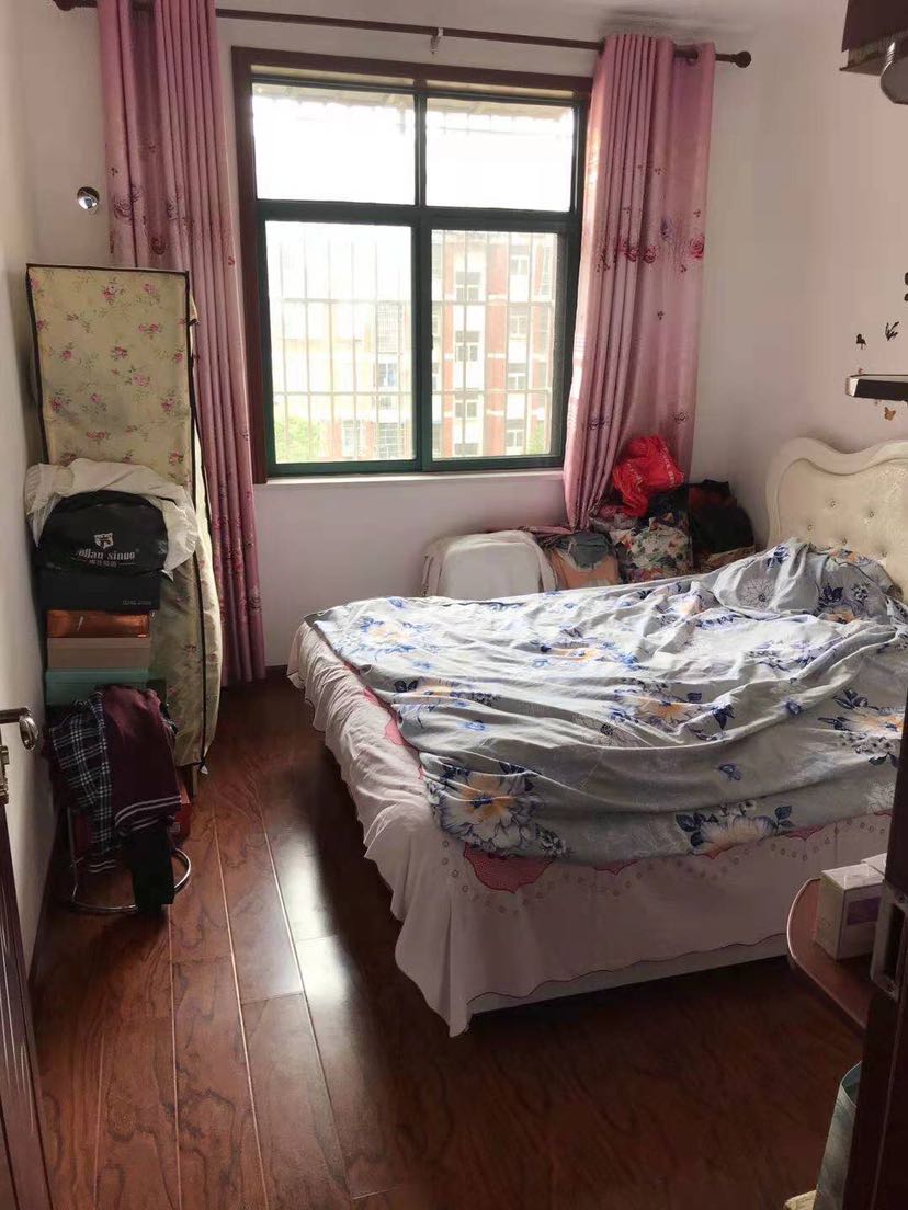 城南精装步梯4楼，看房方便，带地下室精装修