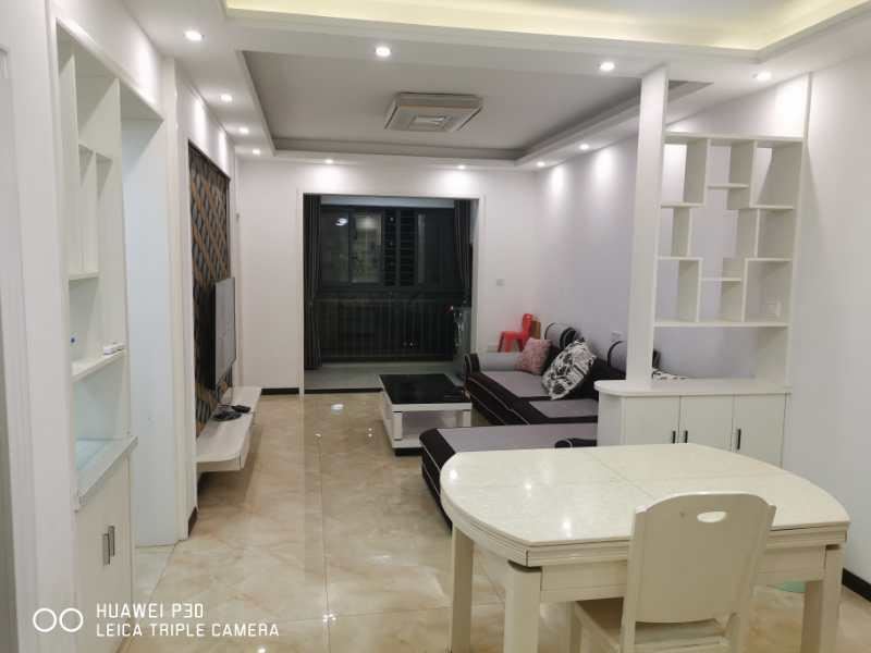 鸿昇现代城驋房出租，装修精美，房间整洁，生活配套齐全