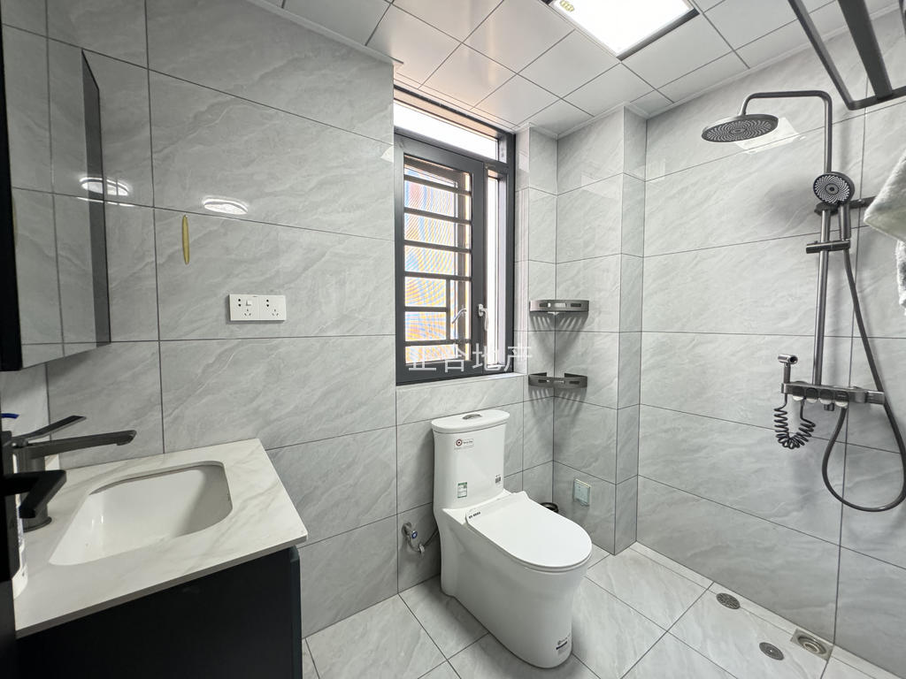 业主亏本诚心出售，城南，南国明珠，电梯好楼层，全屋品牌装修，户型好。精装四房