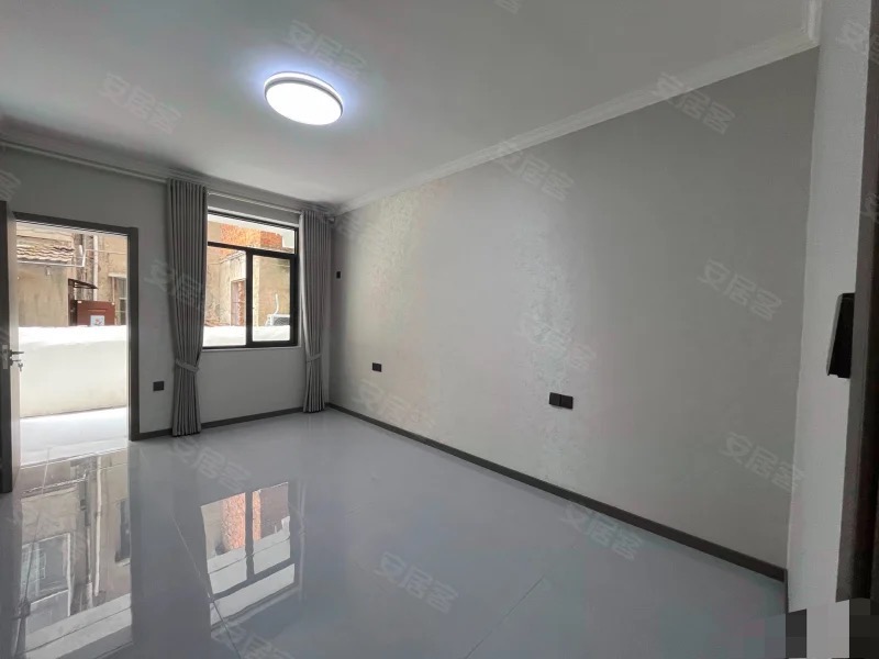 武商附近，步梯一楼，精装三房两卫，带院子，满五，全新装修，老证