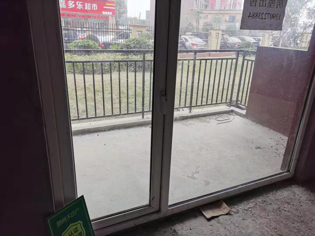 满庭春毛坯一楼三室两卫带院子看房方便房东诚意出售