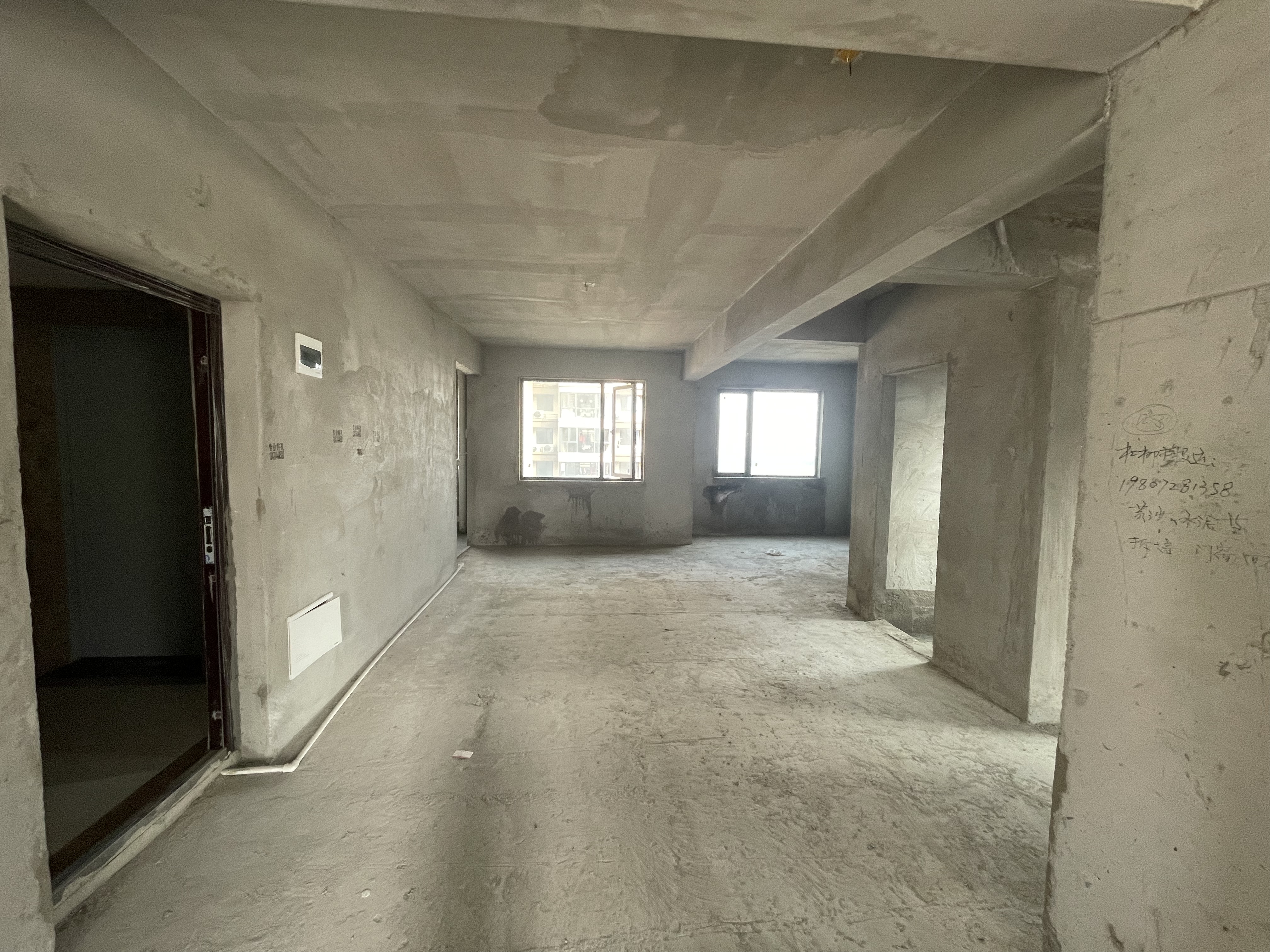 荣怀  两梯两户  户型三开间朝南  大阳台  采光好  大三房