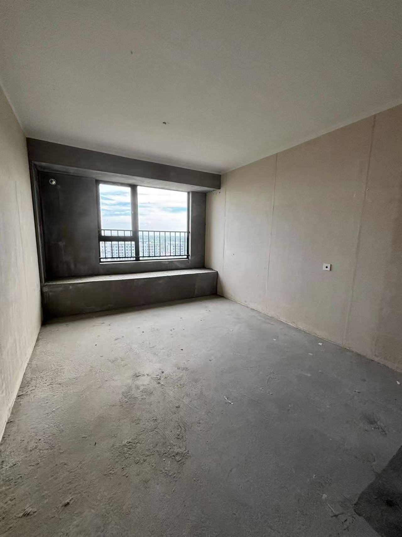 降价了，捡漏，吾悦广场，毛坯3房2卫，好楼层，价钱还可以谈