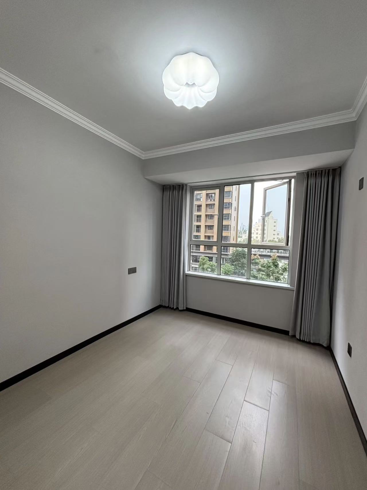 降价了，吾悦广场旁，沔阳天泽园，全新精装三房两卫，边户，证满二，送车位