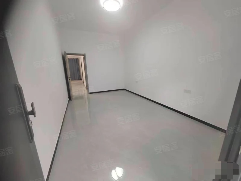 372，养老房，商城附近，四房，证满二，超大院子，停车方便，证满二