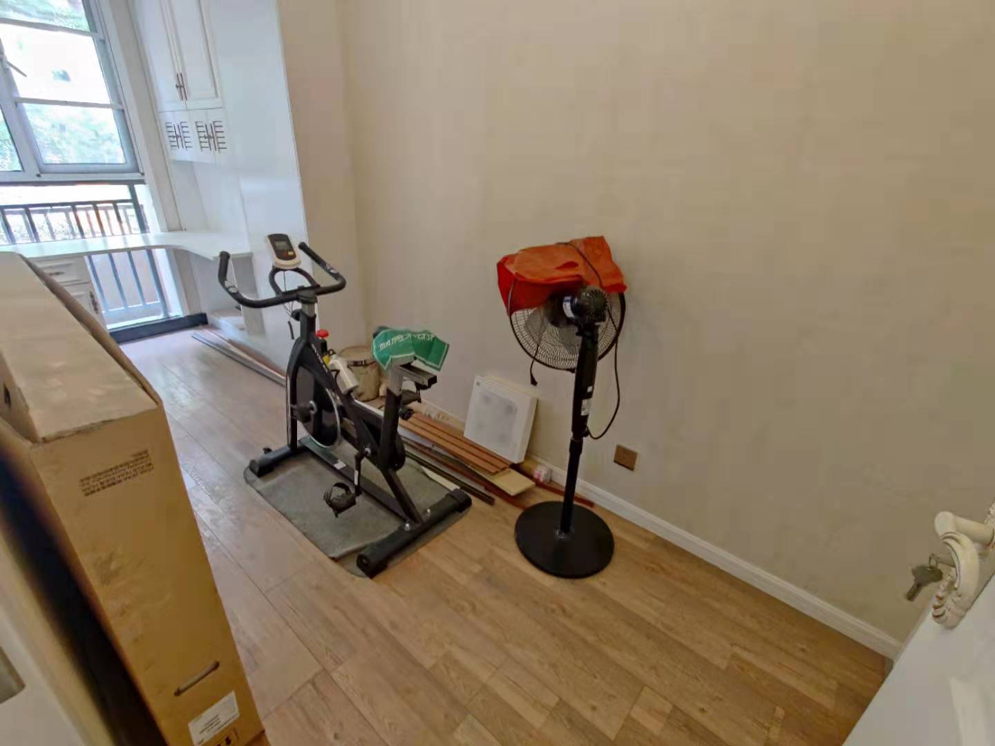 绿地华庭香格里拉复式带院子精装修没怎么住大阳台带车库看房方便