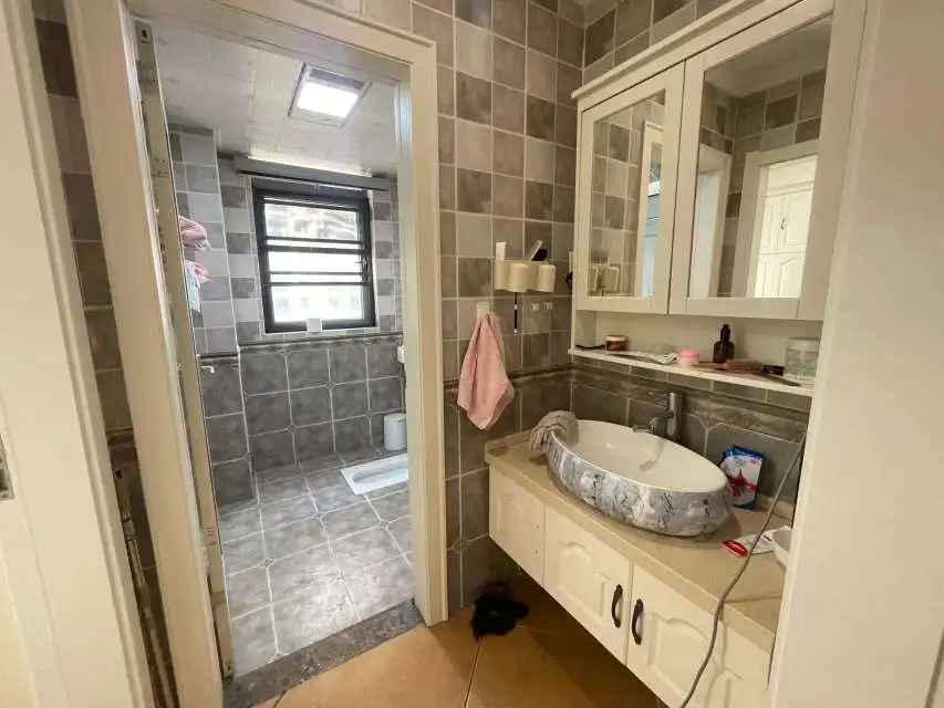 满庭春3室2厅2卫全新精装修中间楼层55万优价出售！