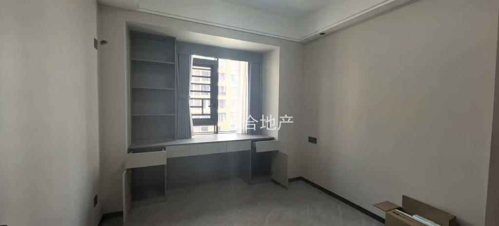 蓝‮花天‬园一‮一梯‬户，精装三房，地暖+中央空调，一‮未天‬住，小高层电梯12楼，双阳台