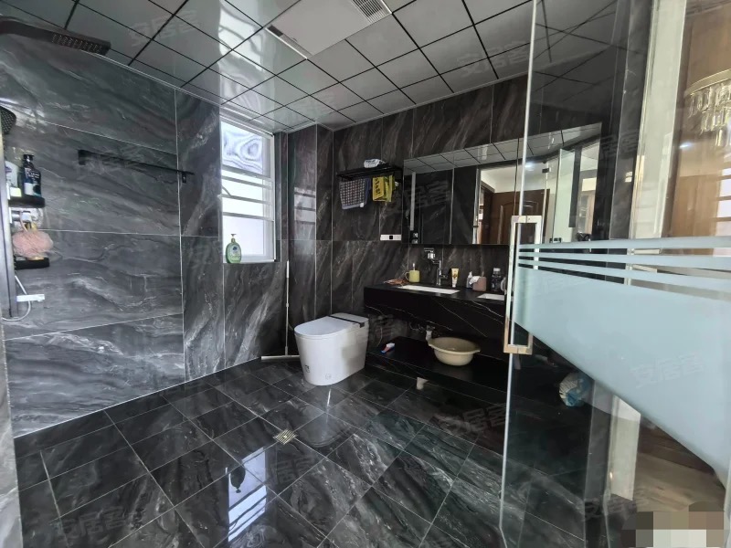 降价了，城南湖景房，森林国际城，1梯1户，豪装四房，好楼层，带两个车位，急售