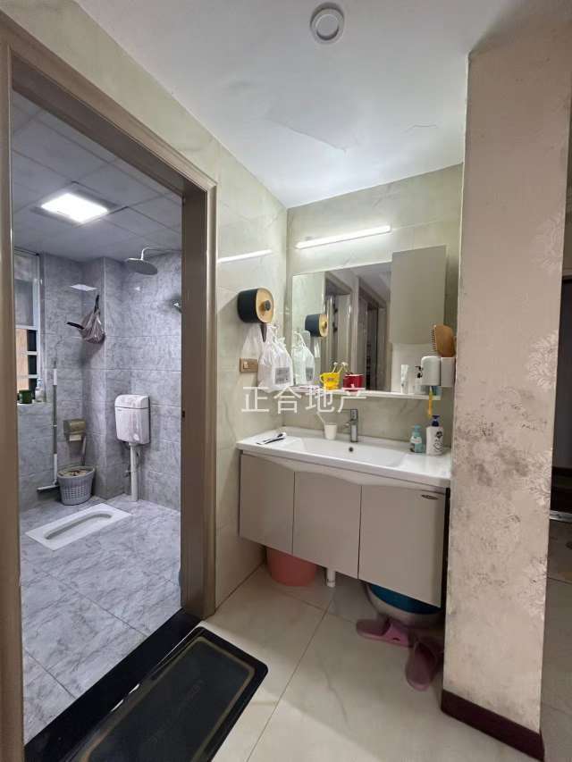 急售，新城壹号四期，湖景房，精装三房，一口价49.5万，拎包入住，证满二