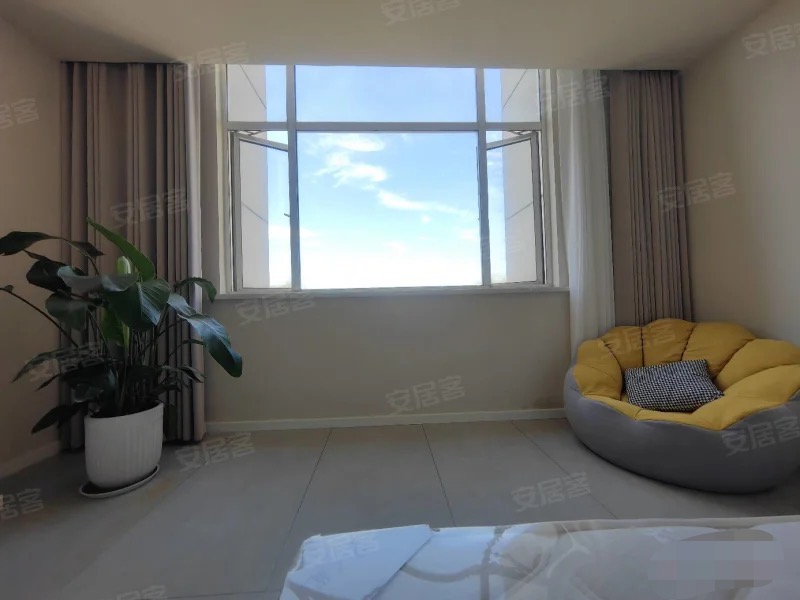 117，商城附近，电梯11楼，全新装修一天未住，手付万把块钱，证满二，全屋品牌