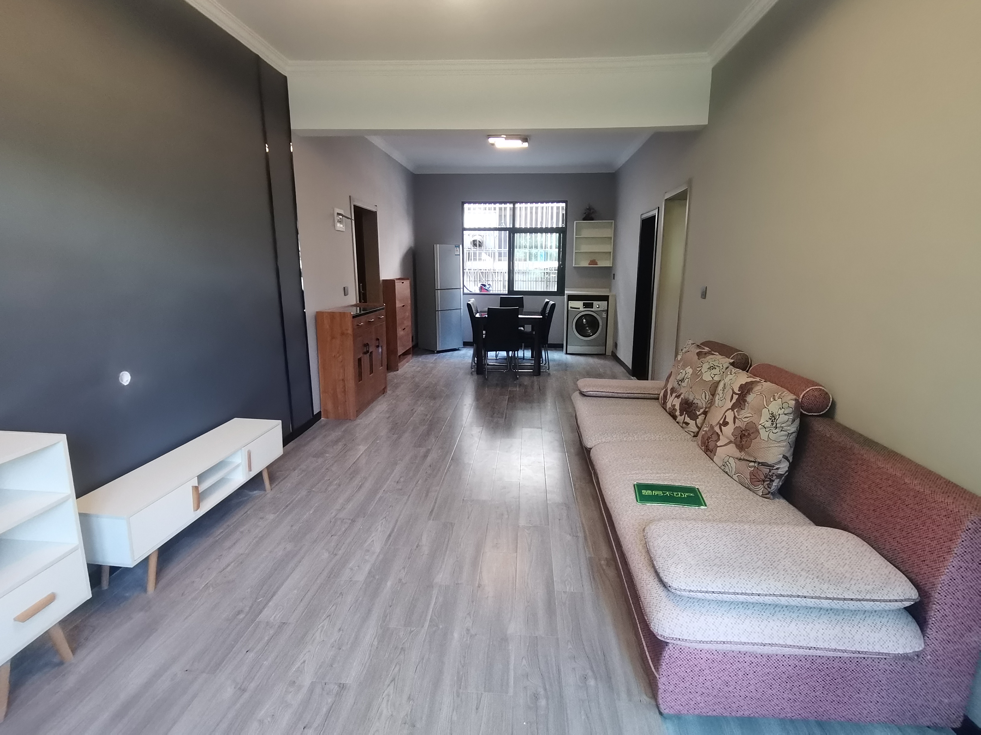 副食品厂宿舍  全新装修三房 中间楼层 看房方便