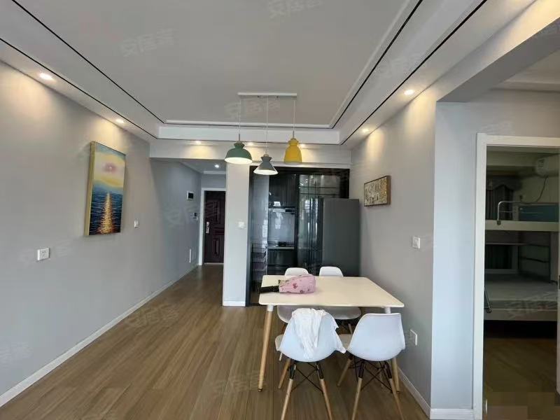 房东血亏，实验二小旁，次新小区，精装两房，成色新，拎包入住