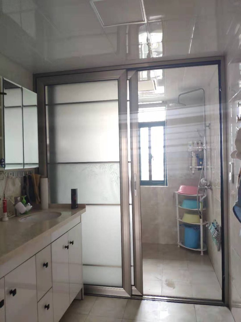 新城一号大户型，精装修，双阳台，交通便利