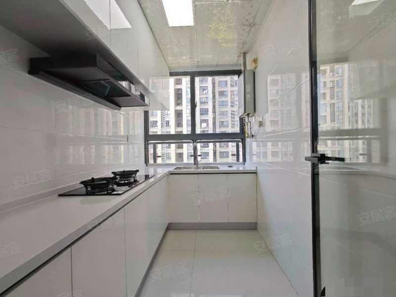 城南，吾悦广场旁，电梯小高层，好楼层11楼，东边，全新精装三房二卫，单价5300+，满二