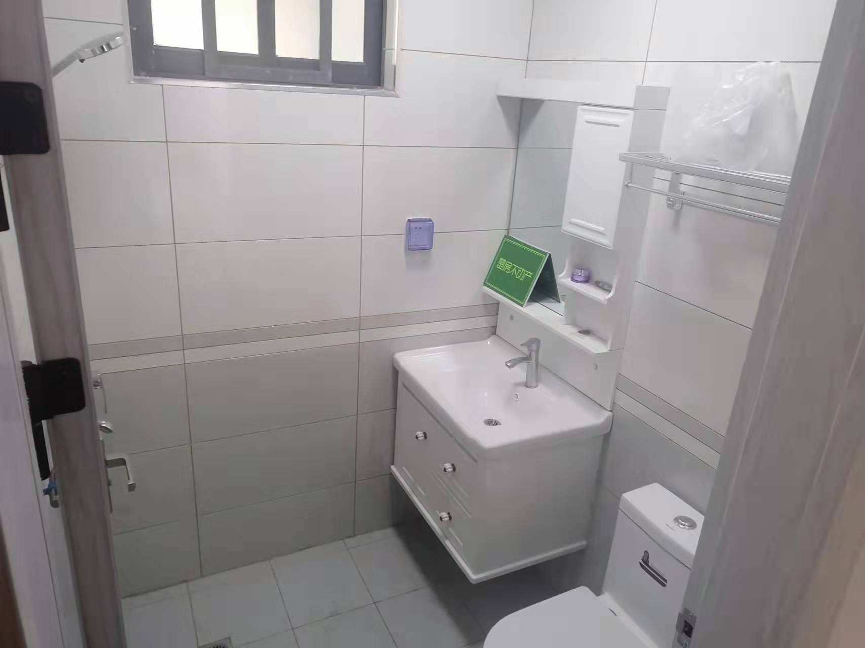 汽车城精装三房两卫公寓房精装修诚心出售，房东好说话