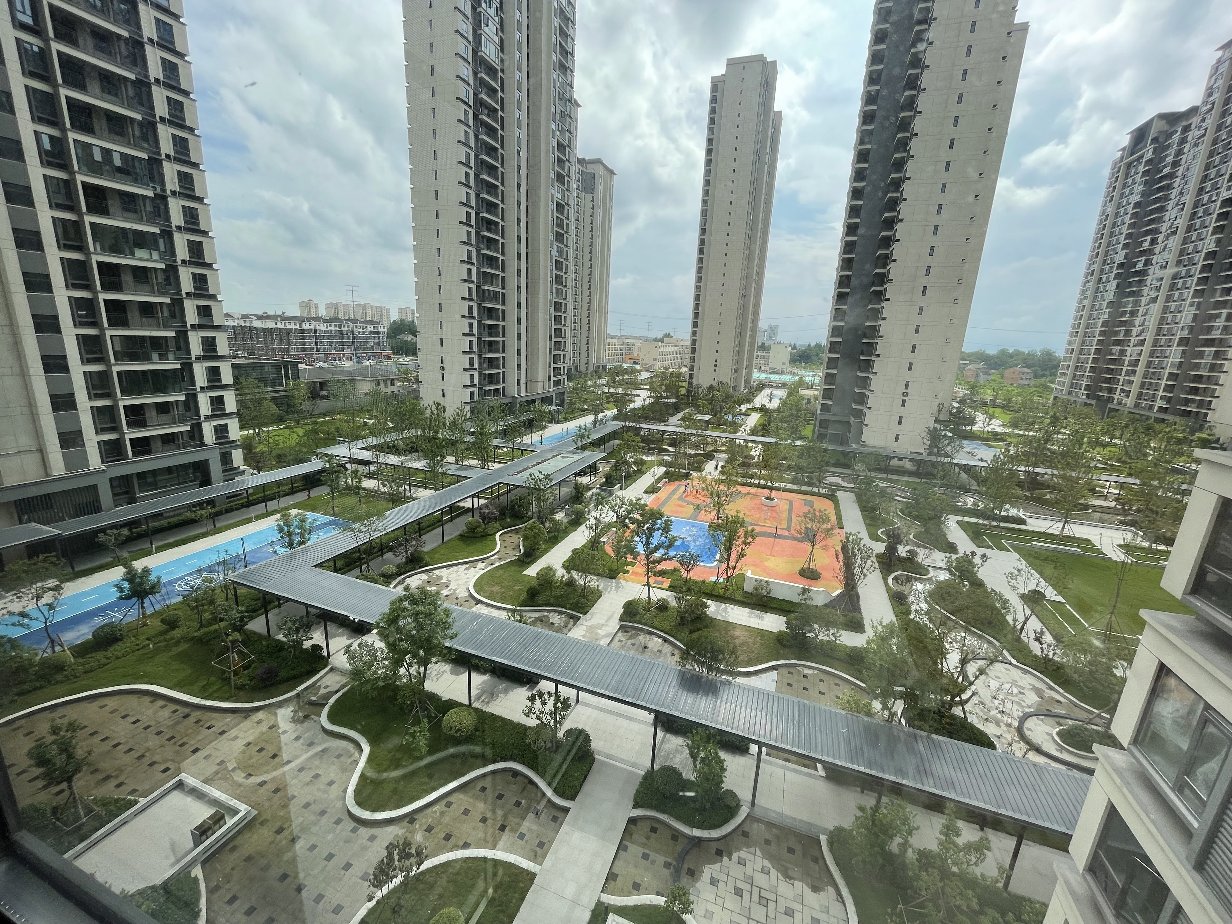 风和日丽全新装修家电都送大阳台视野风景很好周边配套全