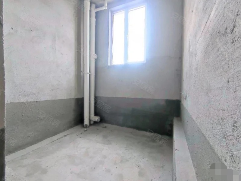 蓝天新城，人车分流，8楼，三房两卫，纯东边户。南北双阳台，