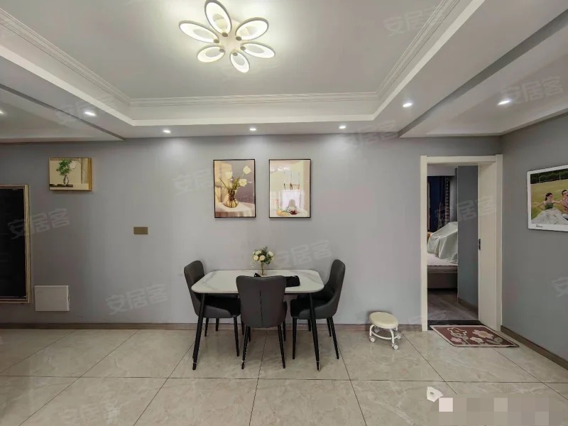 城东，君临天下，9.9新，精装大两房，电梯好楼层，满两年，采光好