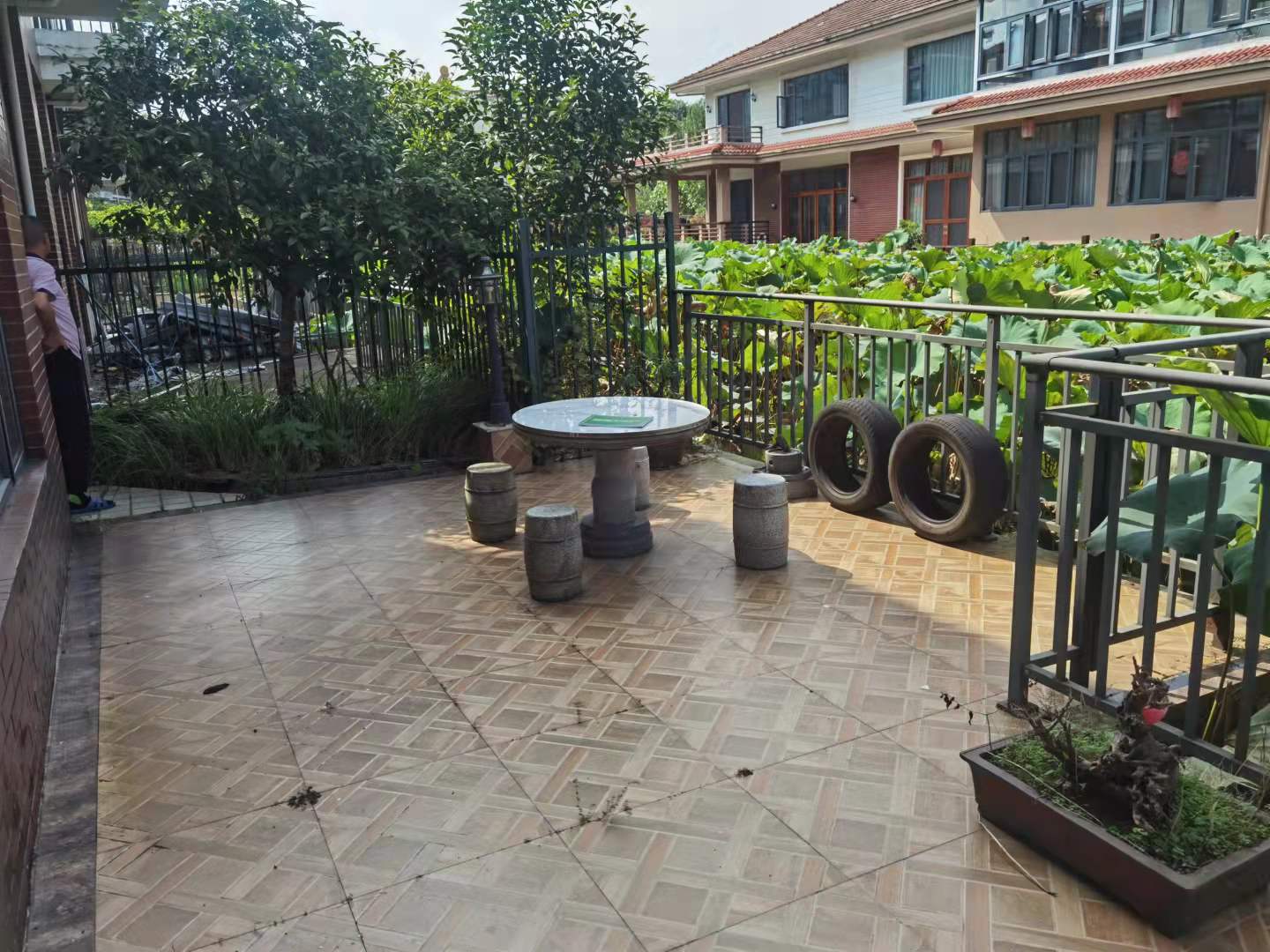 西郊庄园乡野别墅乡村花园壕装联排别墅，一线水景，装修花了100多，养花养草可钓鱼