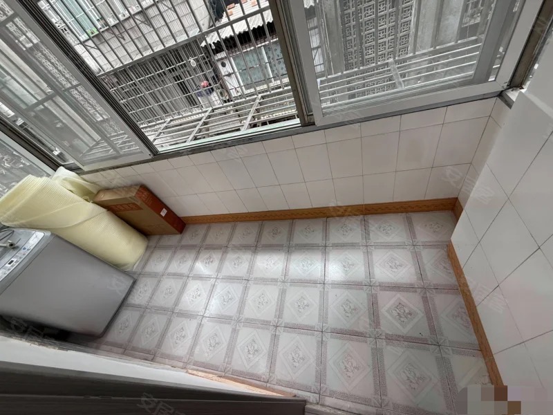 城南，精装两房，步梯三楼，一梯一户，有证