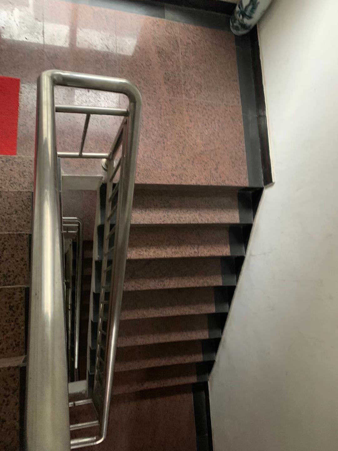 黄荆小区 街旁现浇结构门口可以停车前宽后宽实际面积440平南北朝向拎包入住