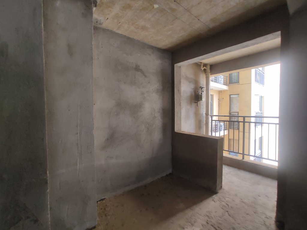 元泰清华园.毛坯大三房.证件满二.单嫁才5800多.看房方便