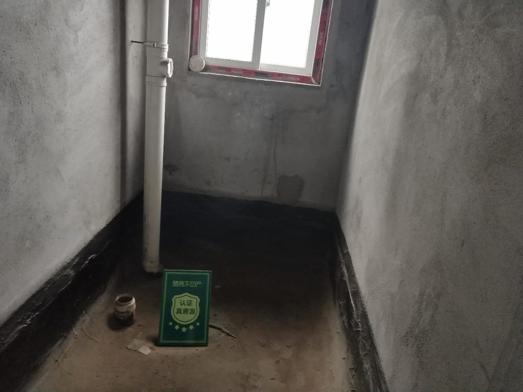 和合国际.毛坯三房带露台.证件满二.看房方便