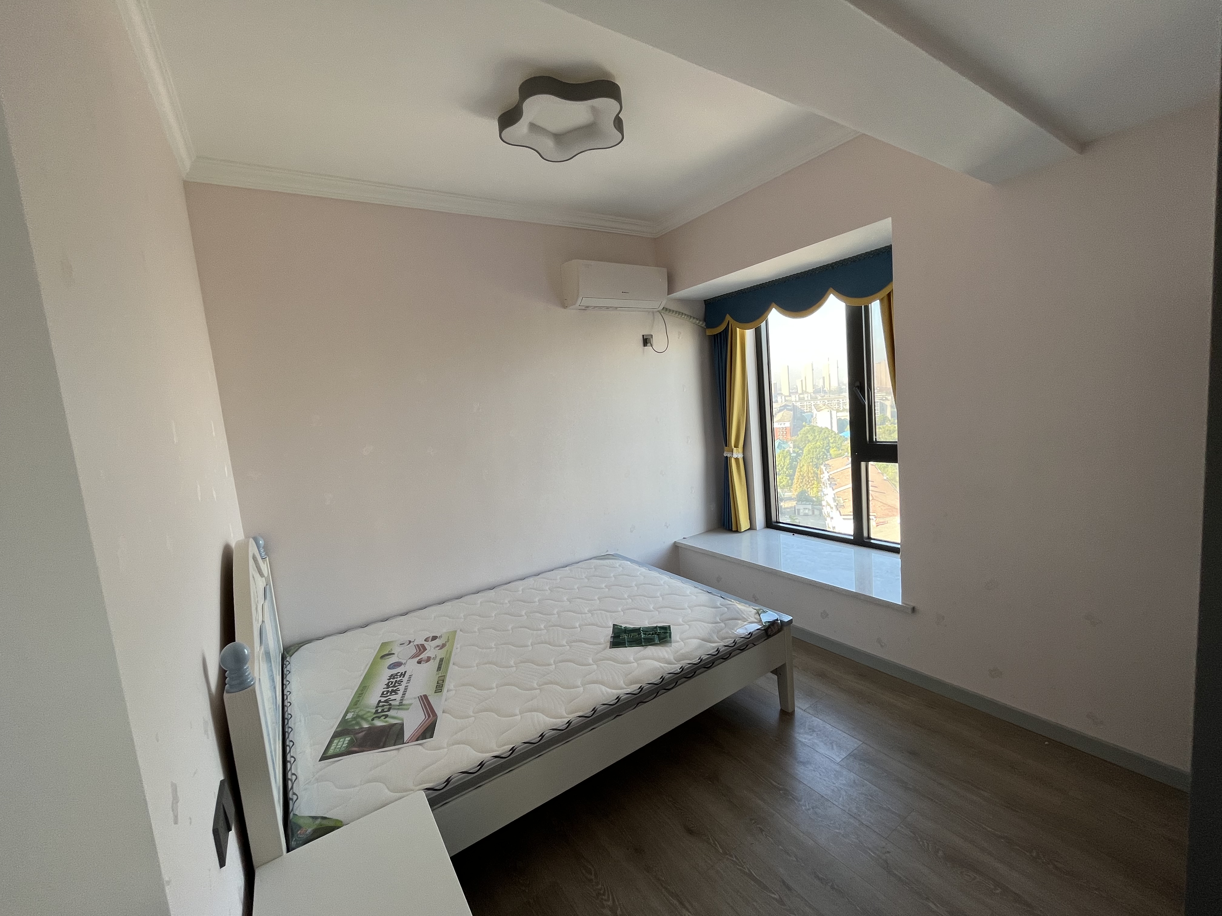 新天地国际广场全新装修楼层 自住都可以下楼就可以吃喝玩乐