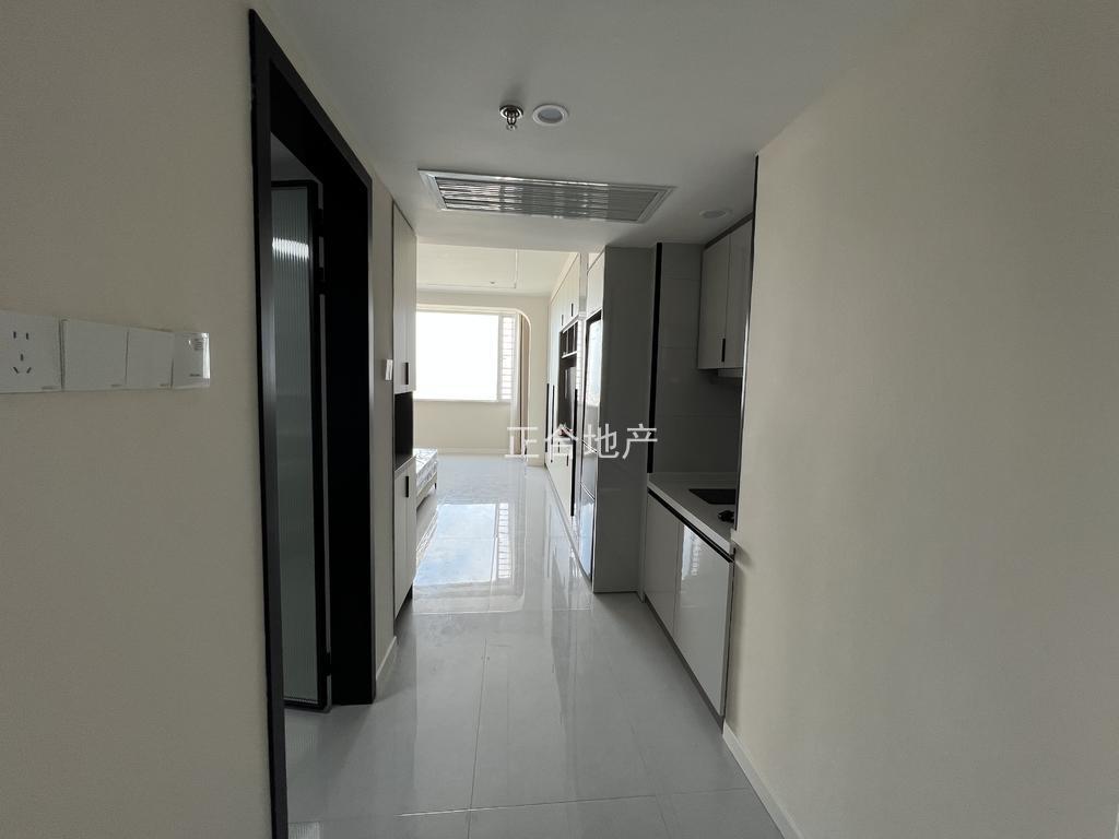 纽芬兰电梯好楼层，精装一室一厅，单身好房，拎包入住，手付1万，成色新，证满二