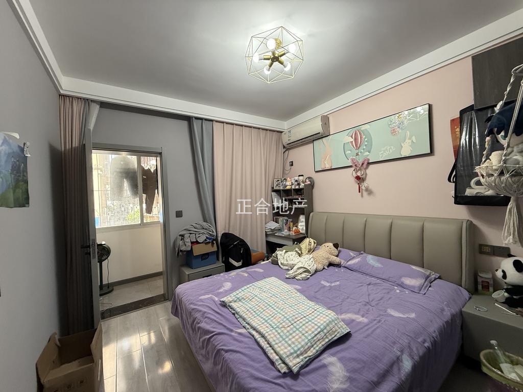 房东急卖，商城附近，交通路，步梯二楼，精装三房，9成新，证满二