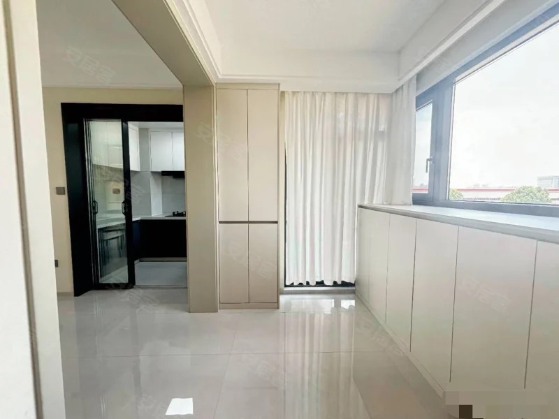 城东，次新小区，全新精装，三房两卫，边户，南北通透