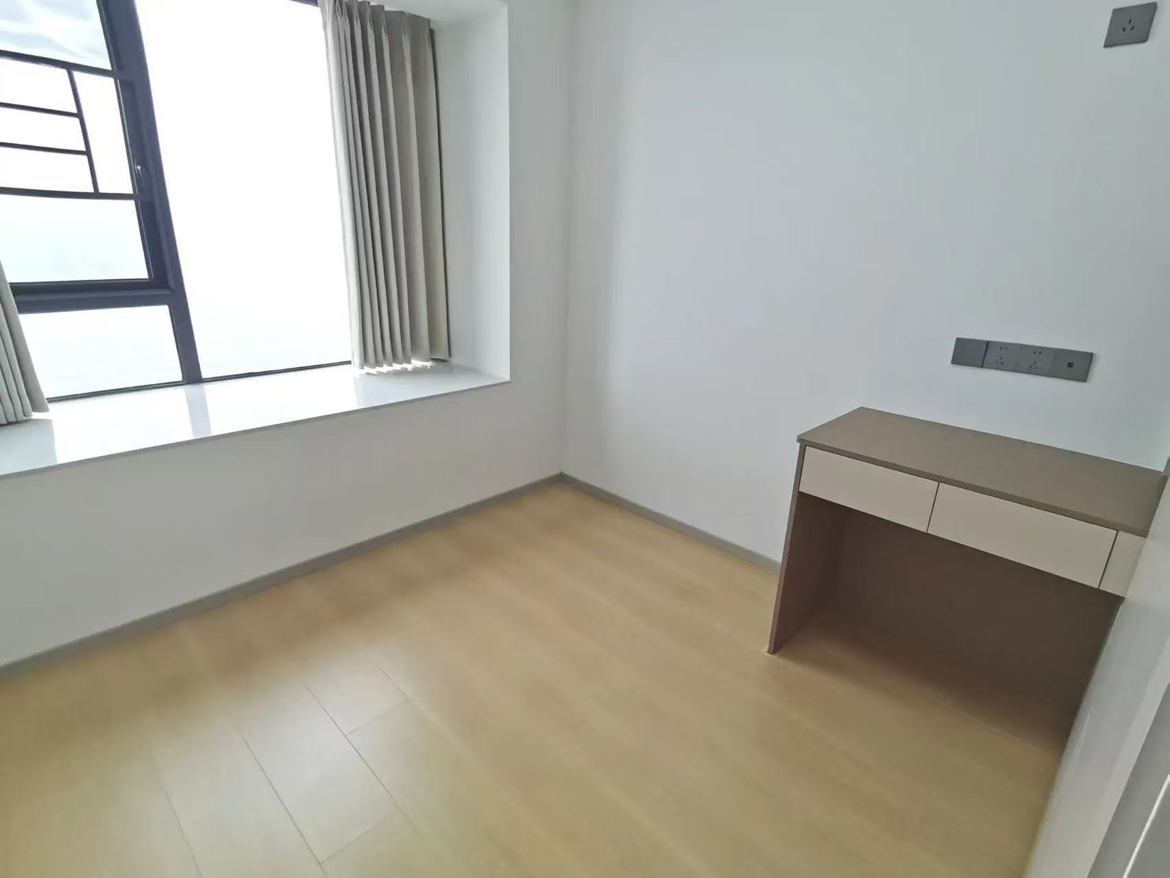 降价了，城南，御湖世家，凤凰楼，全新精装大三房二卫，新三中，业主包满二