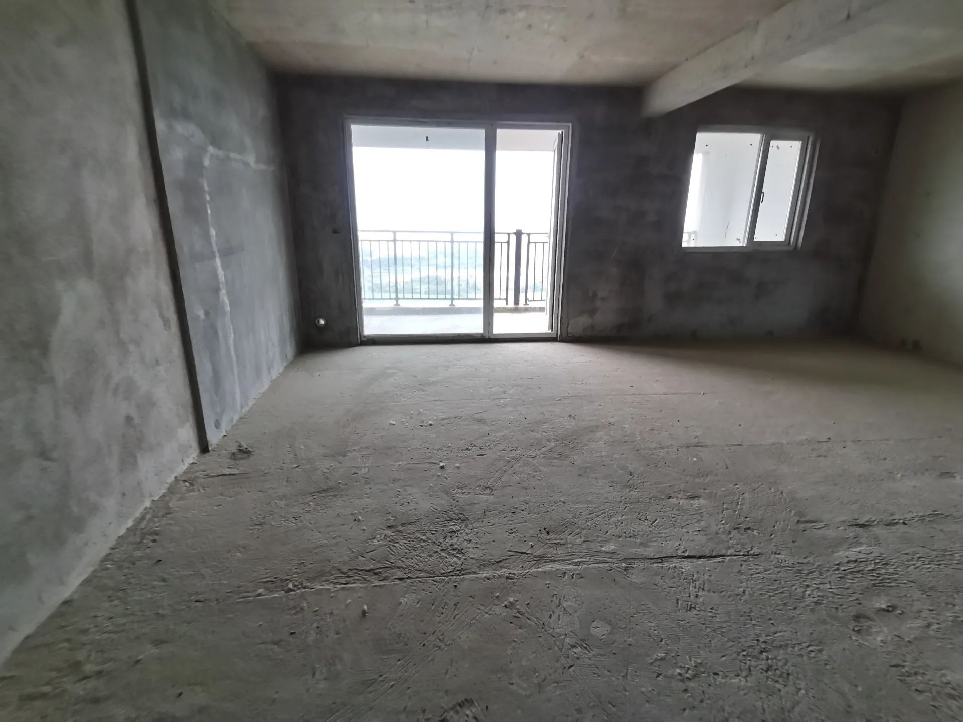 交投满庭春，建面117.8㎡三室两厅两卫，31楼凤凰层，南北通透格局。
