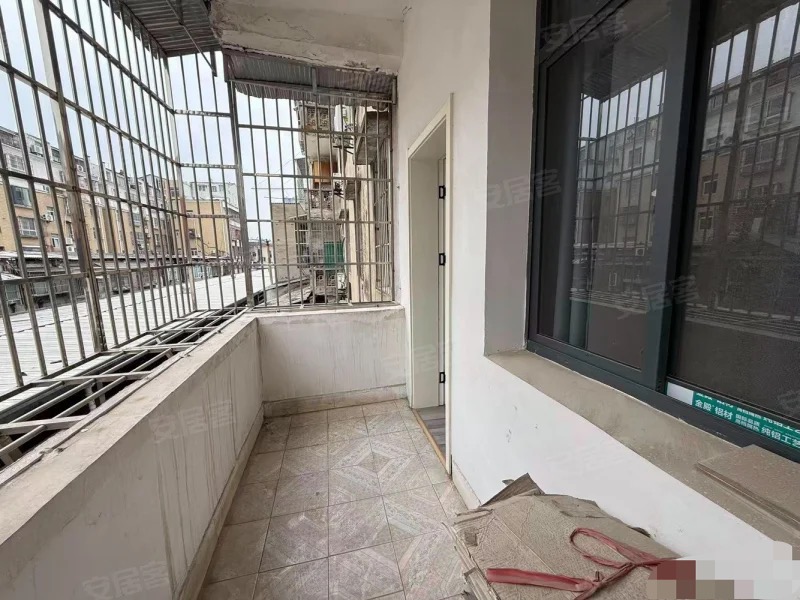 391，环球广场对面，步梯好楼层三楼，老证，三开间朝南，精装四房大院子好停车