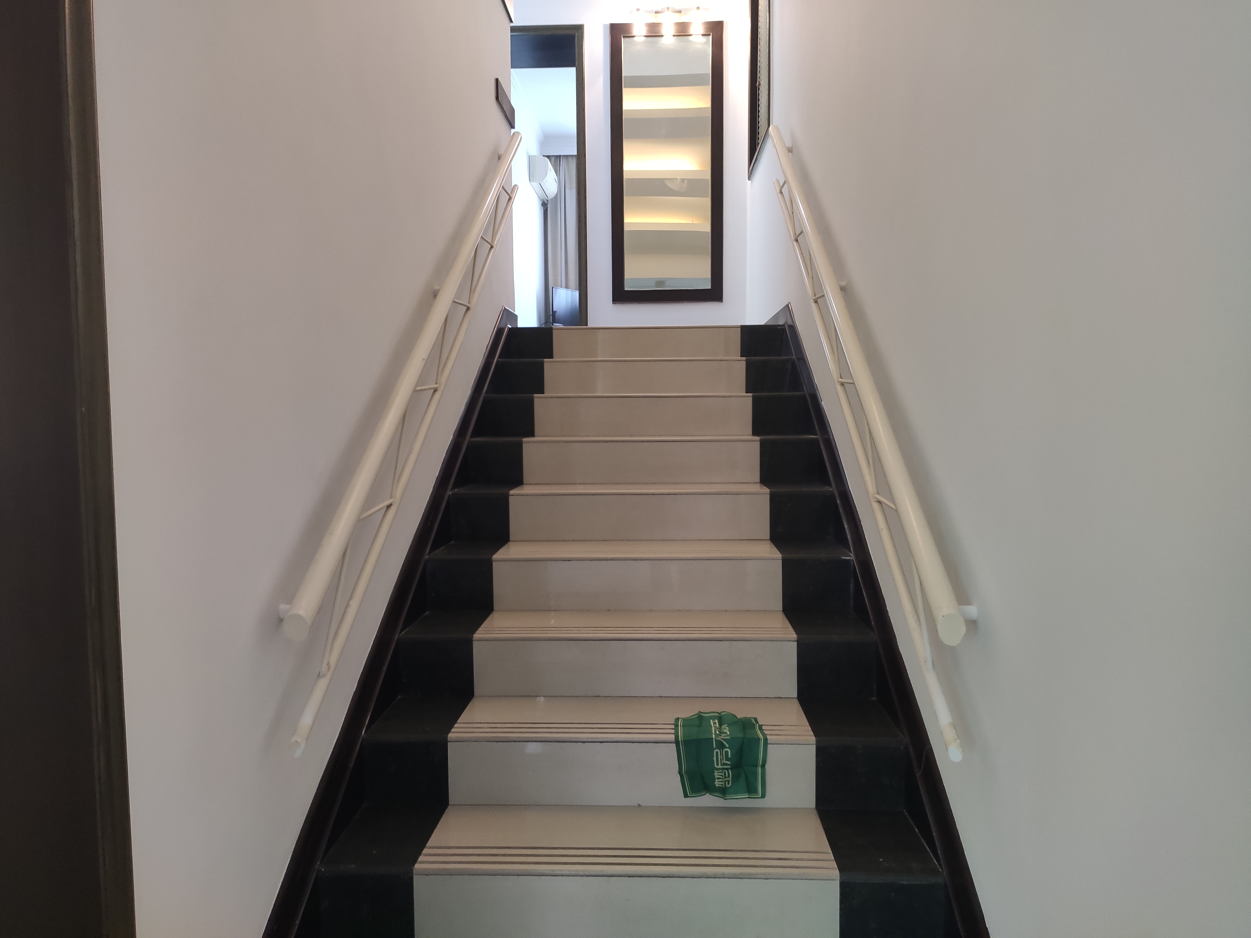 复州花园经典复式楼，大三房两厅两卫，带阳台，带车库，证件满五，楼下就是实验二小