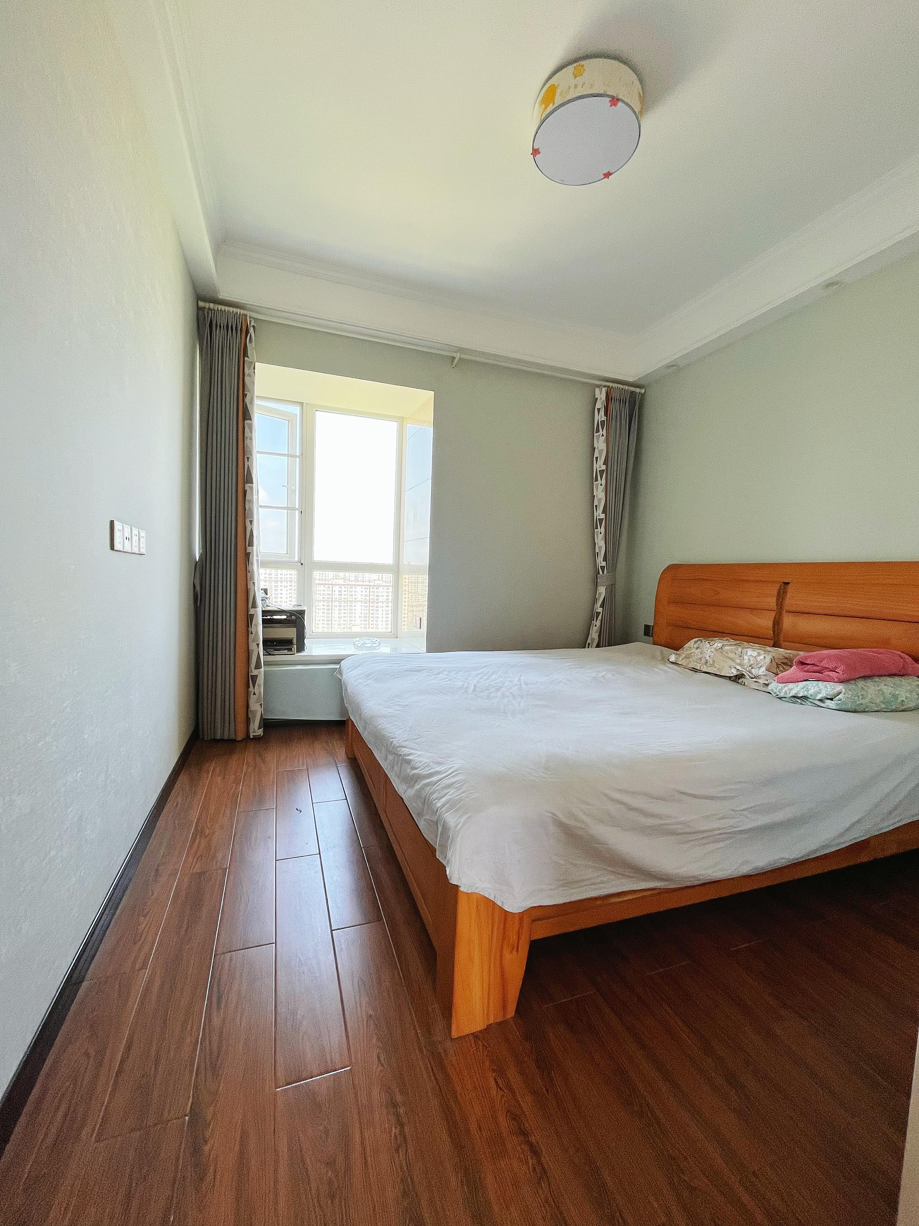 森林国际城3室2厅2卫精装修家具家电全配优价出售！拎包即住！