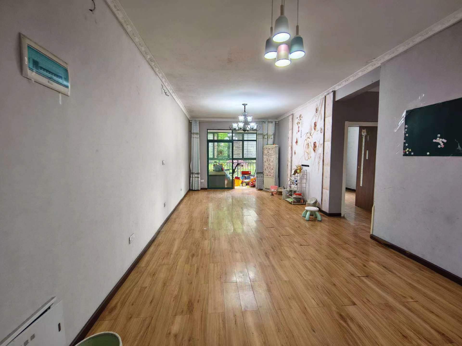 新城一号.精装三房.小区环境好.证件满二.看房方便