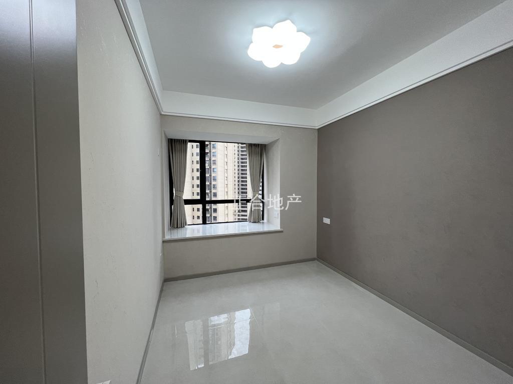 城南。御湖世家。好楼层电梯12楼。全新精装三房二卫，证满二，送车位