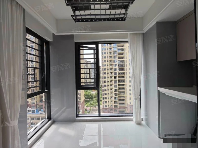 森林国际城北苑，电梯小高层，好楼层，全新精装三房二卫，业主包满二送车位