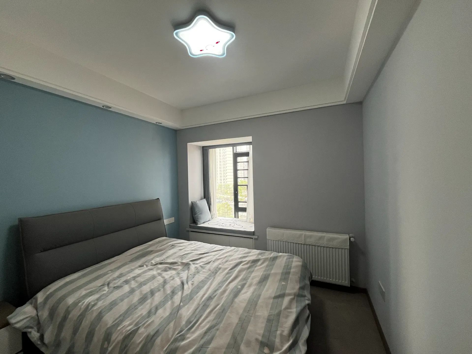 蓝天白云，精装四房‬两卫，‮阳长‬台，好楼层，全‮品屋‬牌定制，带‬暖气片，证满二