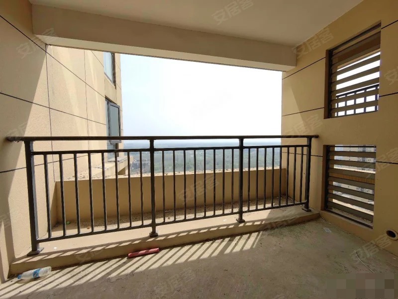 城南，次新小区森林国际翡冷翠，边户，毛坯3房2卫，证满二，电梯好楼层