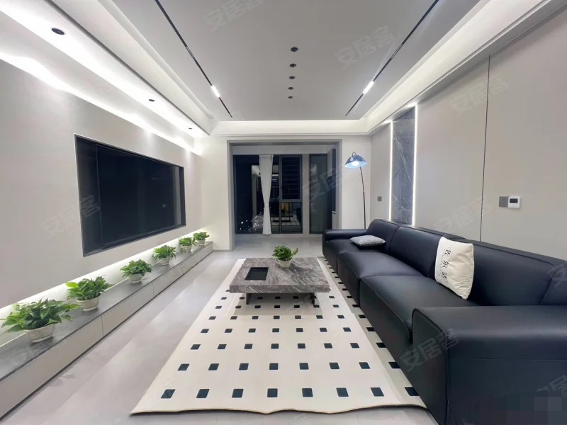 风和日丽 ，边户，三中门口 ，精装大四房 ，证满二， 看中可谈，采光视野好