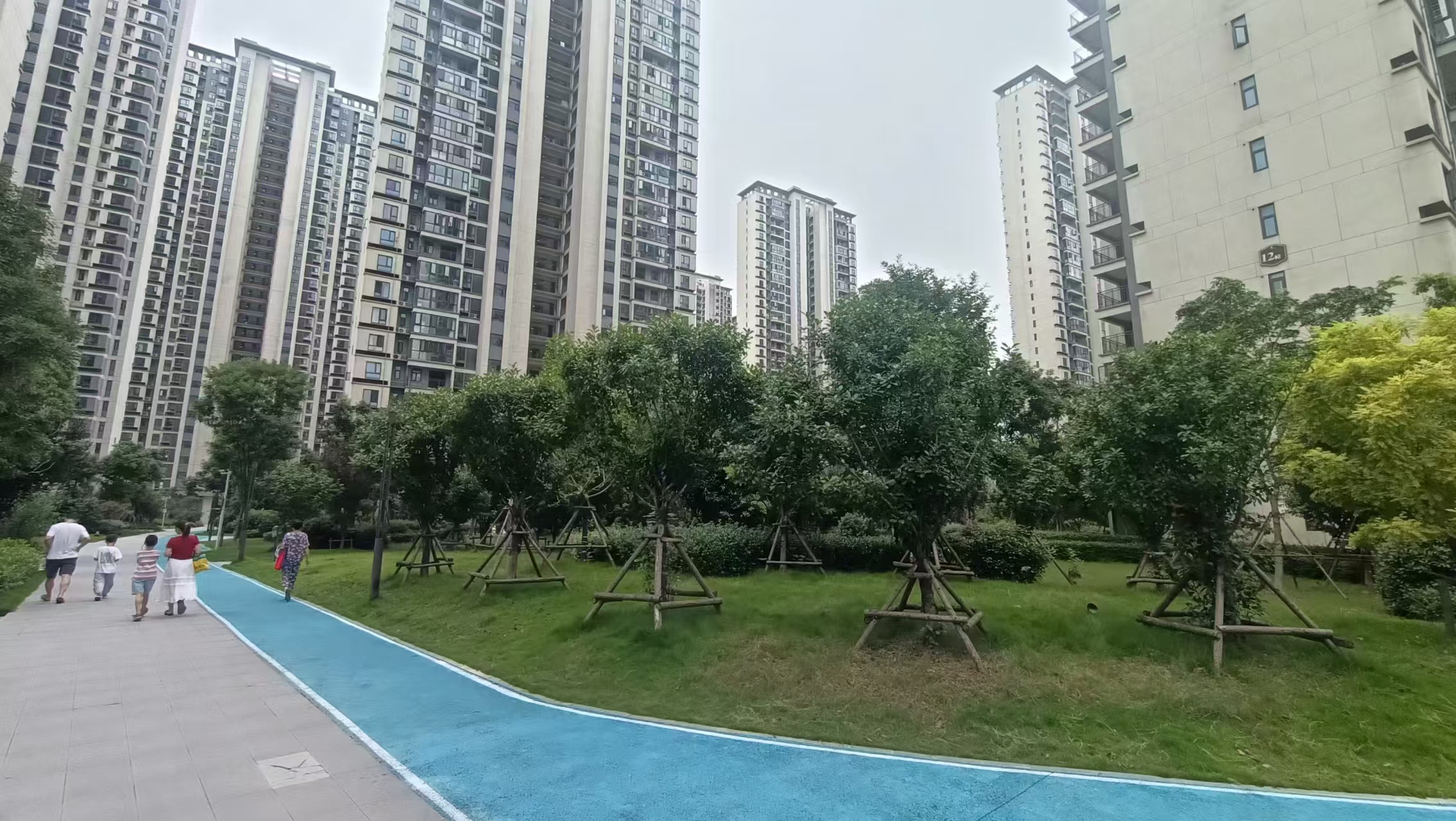 风和日丽 3室2厅2卫 全新毛坯房 优价出售！