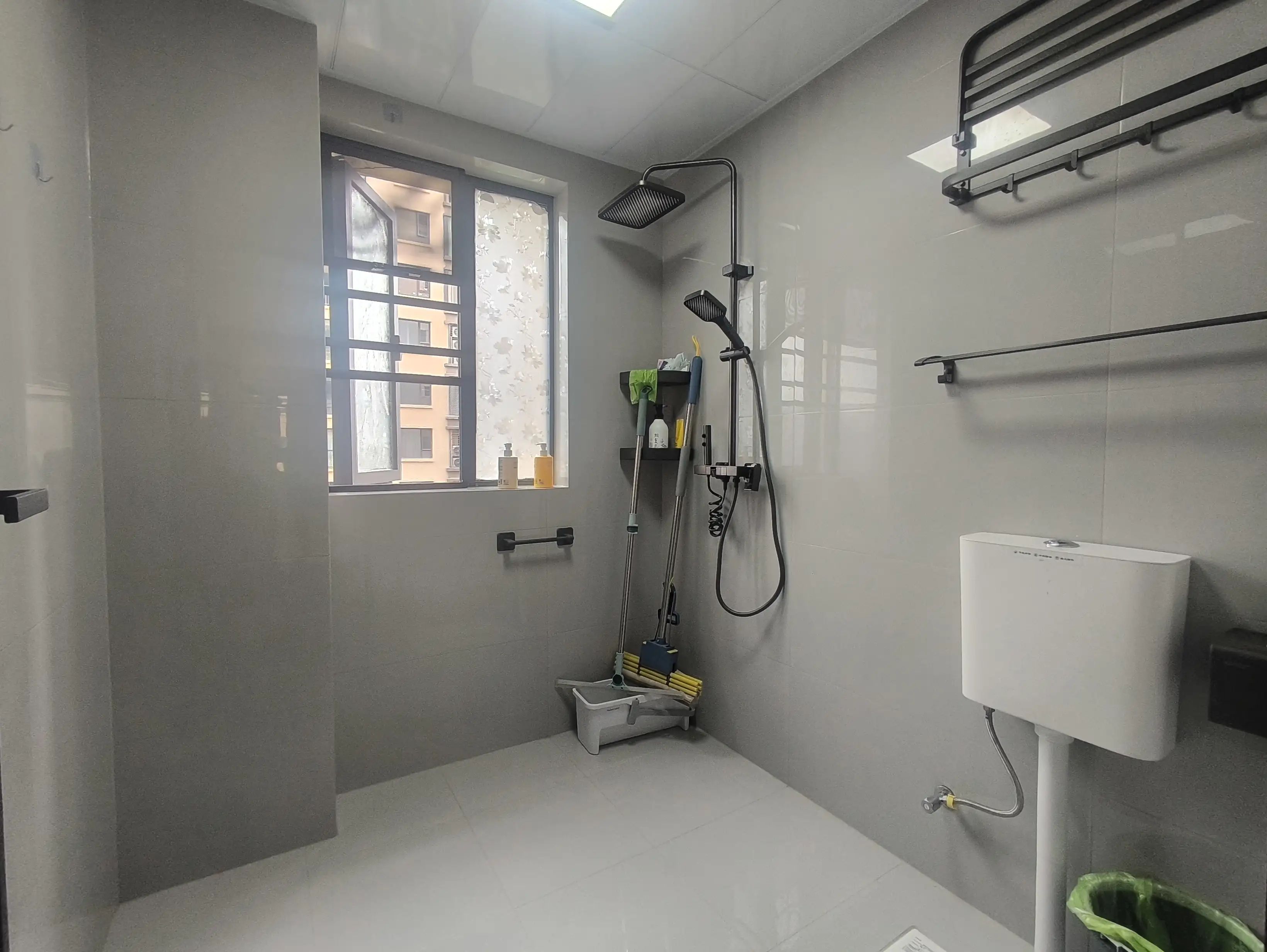 城南，荣怀E区，‮高小‬层，精装‮房三‬两卫，‮衣带‬帽间，诚心出售