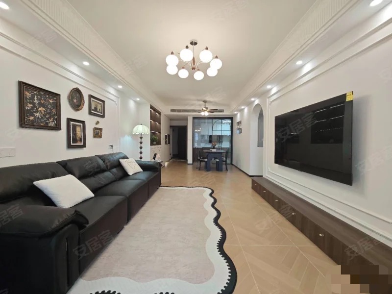 城南，沔街旁，御湖世家，精装三房，电梯19楼，拎包入住