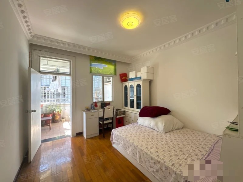 诚心出售，复州花园小区，实验二小旁，南北通透、精装大三房，交通便利