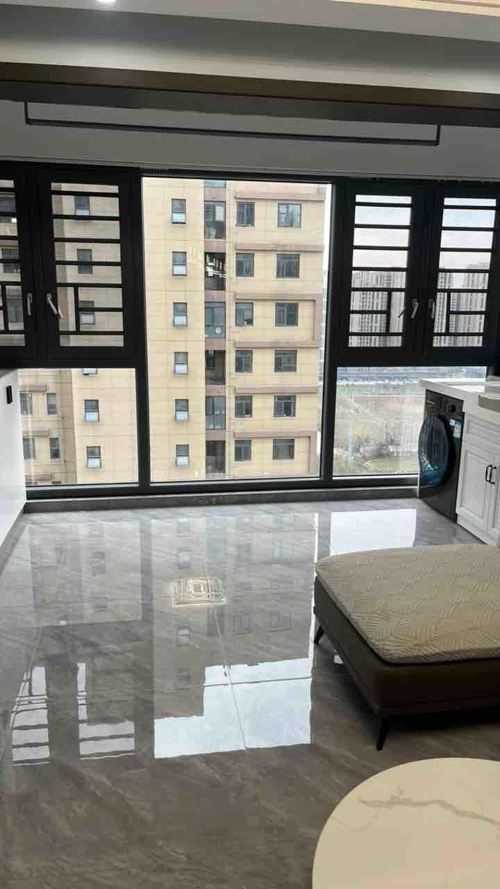 急售，城南，全新装修，一天未住，中间楼层，家具家电齐全，满二，可砍