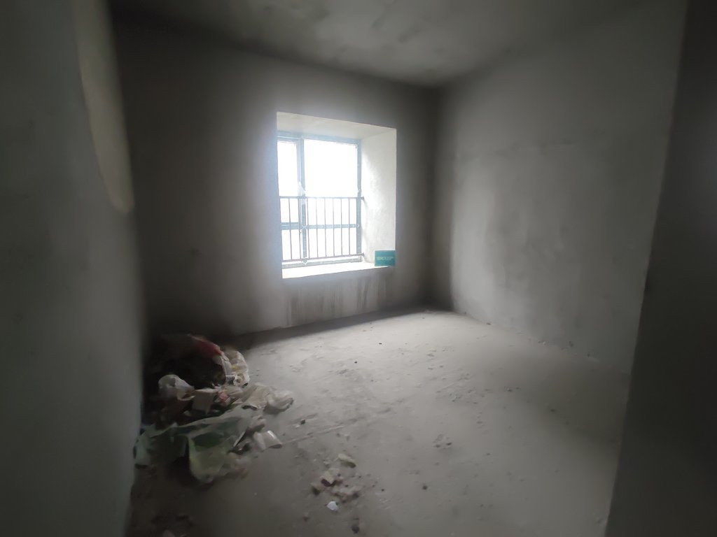 元泰未来城毛坯大三房送入户花园中间楼层到位的狠